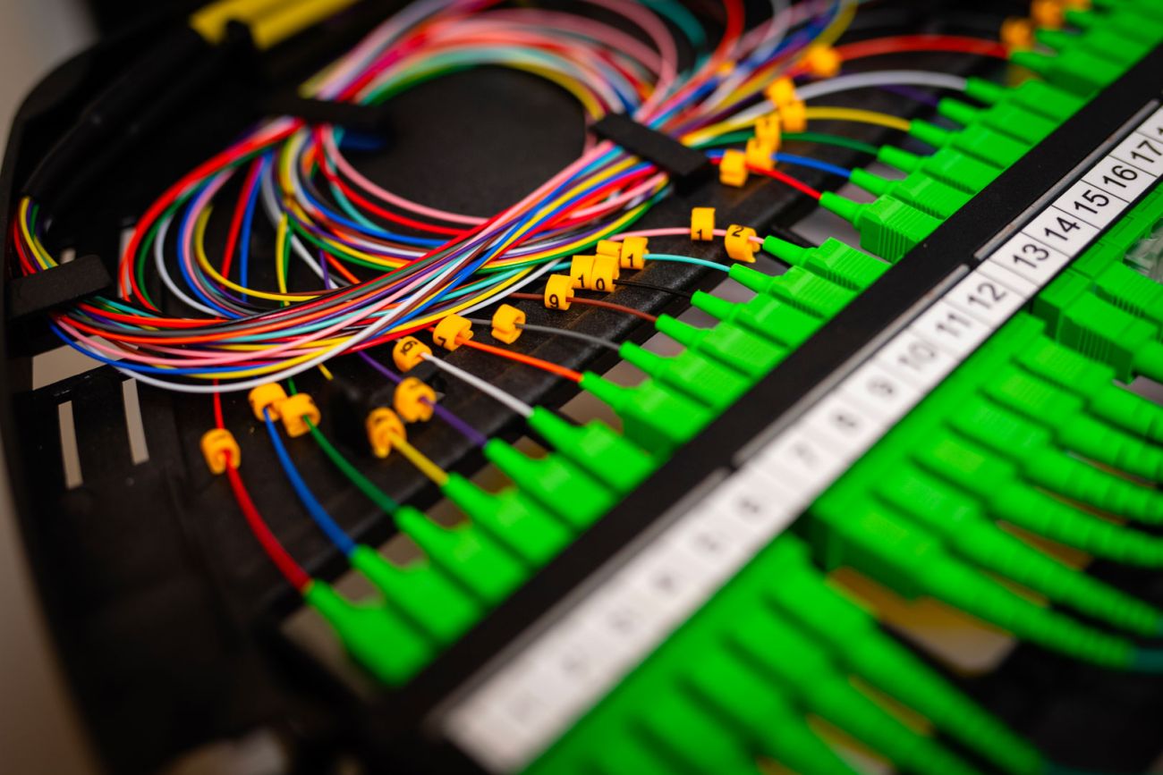 fibre branche sur une console d'armoire